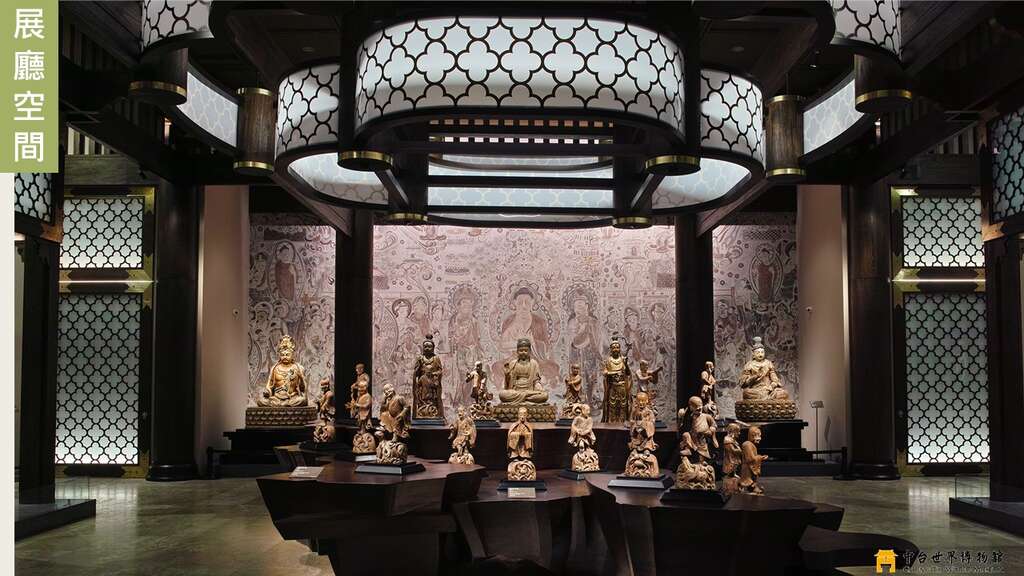 Many Buddha statues are placed in the exhibition hall, which is very solemn