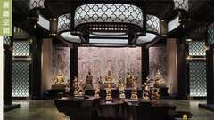 中台世界博物館-展廳內放置多具佛像，十分莊嚴肅穆