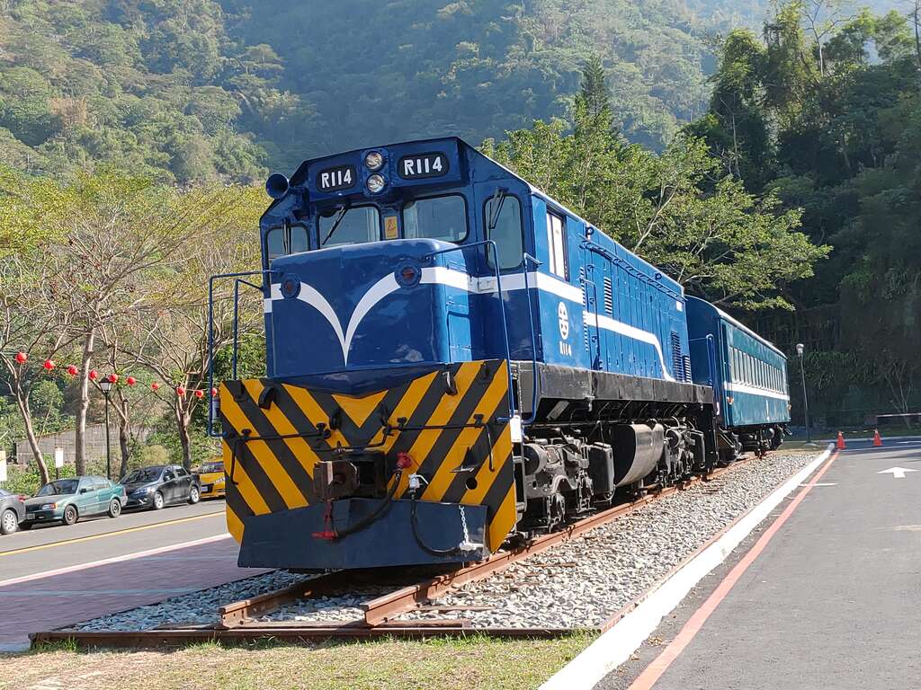 臺鐵R100行柴電機車