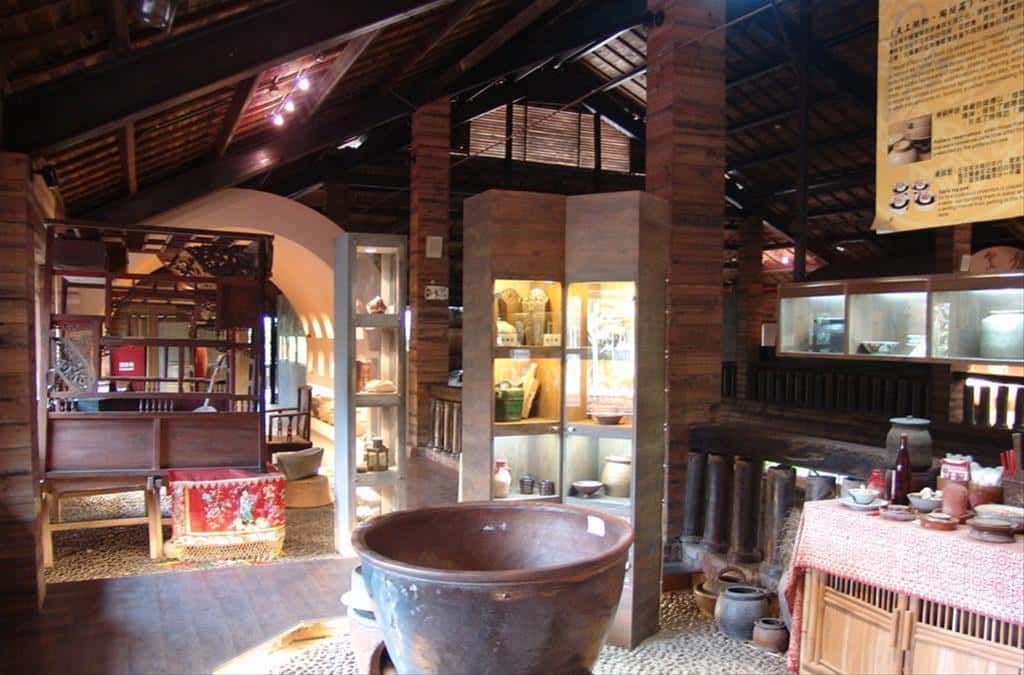 it details the history of Taiwan's pottery industry and offers good educational experiences.