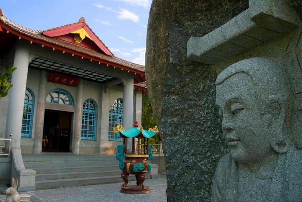 Syuanguang Temple, located around 2.5 kilometers from Xuanzang Temple, was built around 1955.