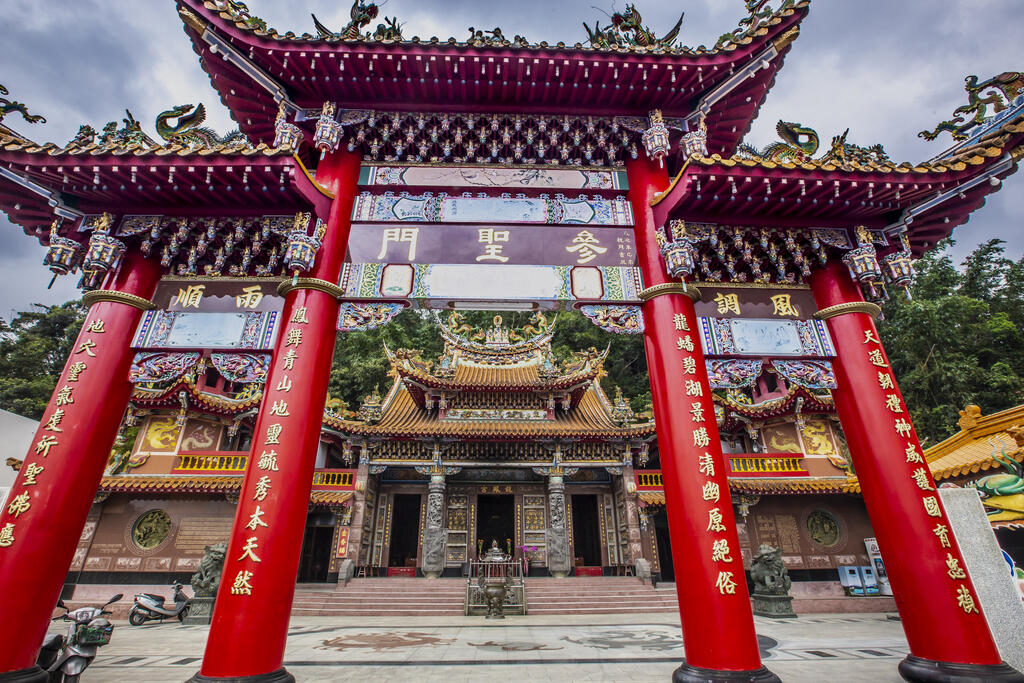Longfeng Temple Archway