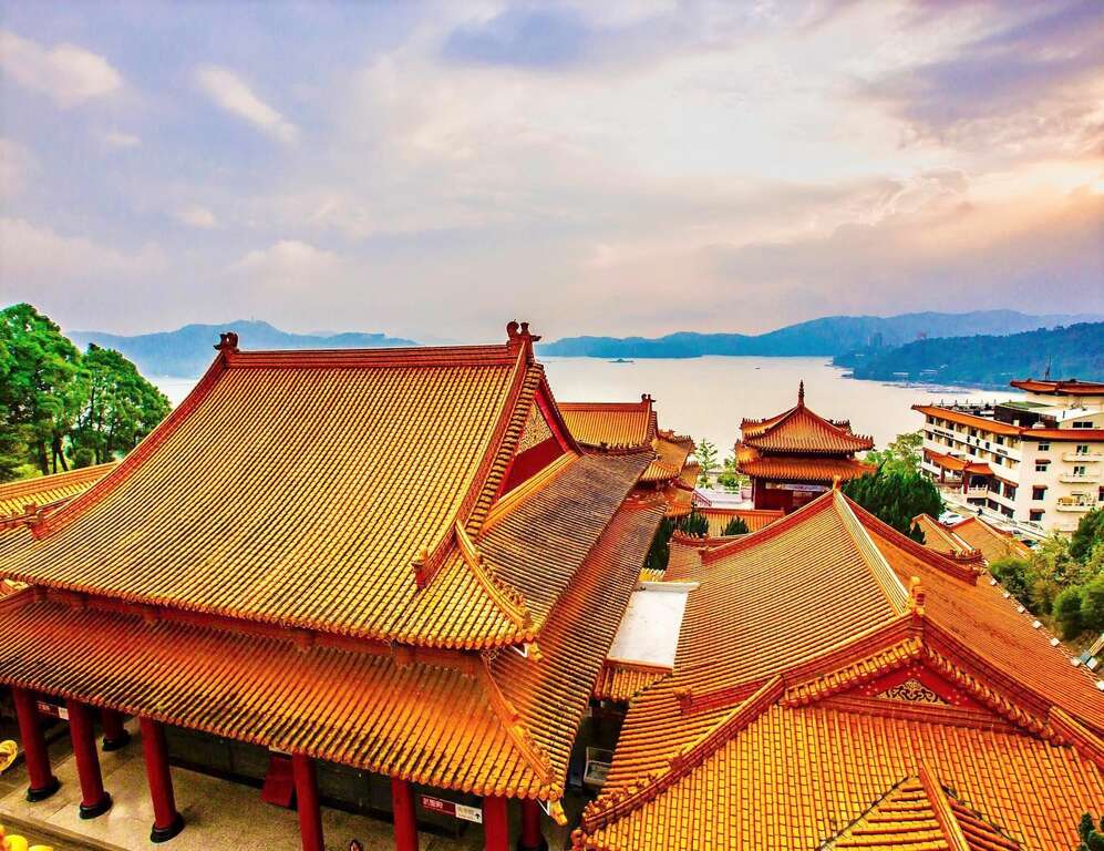 The architecture of the temple has the palace style of northern China