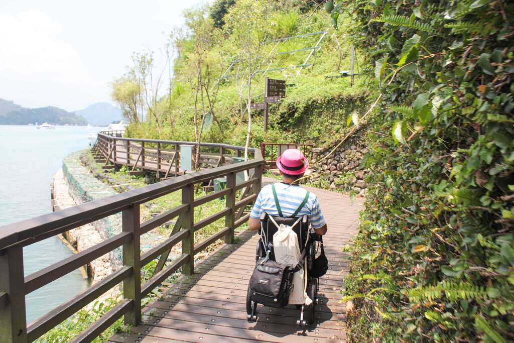 A round-the-lake hiking trail by Shuishe Port