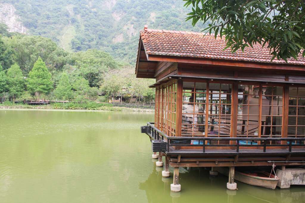 A cabin by the wood-storing pool