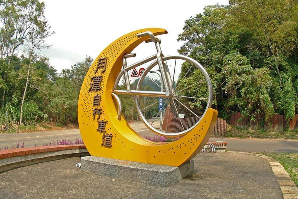 The Yuetan Bicycle Path is an eight-kilometer