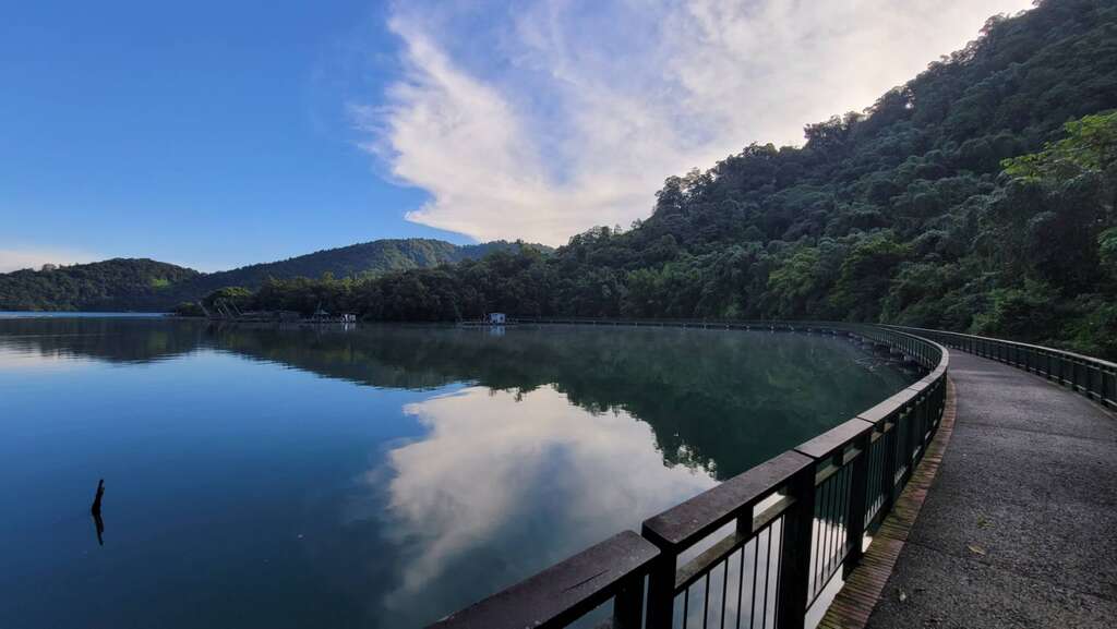 Ita Thao Water Trail is adjacent to the lake