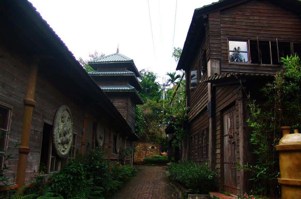 The Shueili Snake Kiln is a traditional pottery kiln.