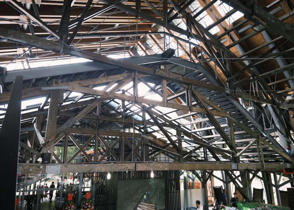 展示館採用「新與舊的交疊」覆屋保存舊屋架的設計理念
