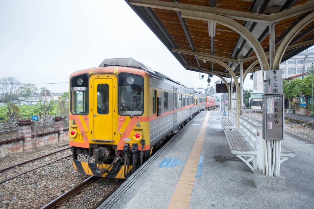 駅の斜め向かいには、退役した蒸気機関車が一台