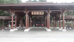 大勢の敬虔な信者たちが船で玄光寺埠頭までやってきて、二つの寺廟を参拝します。
