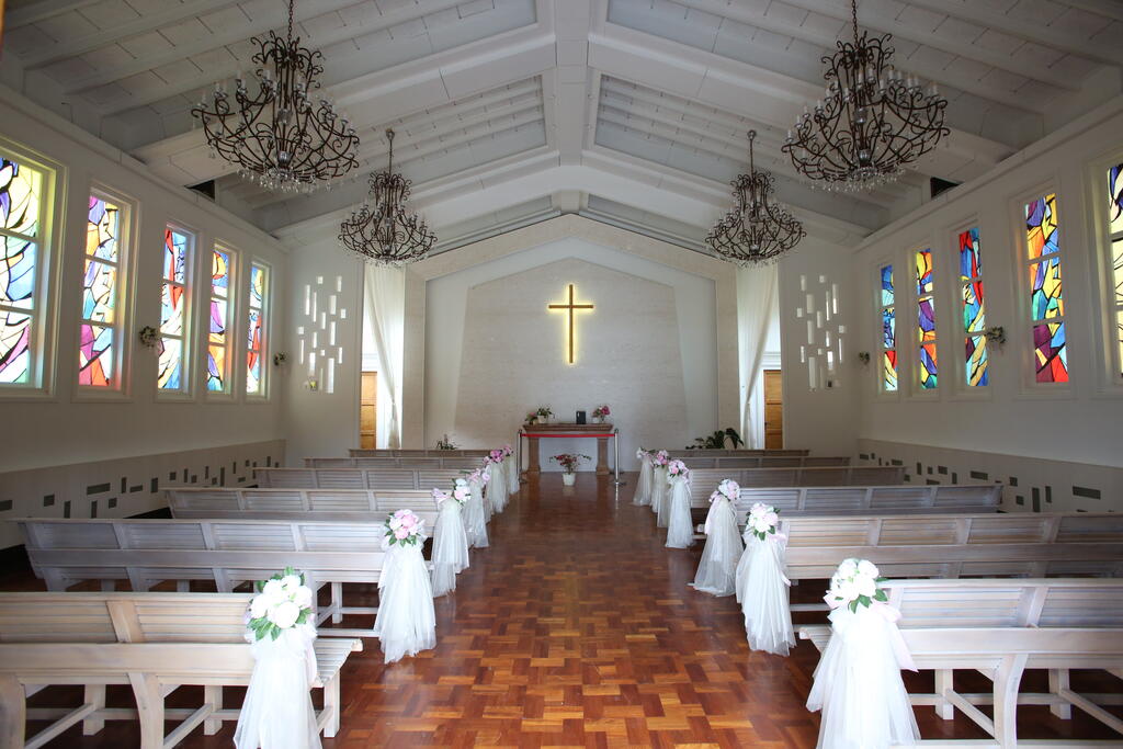 幸せな旅人に湖畔の教会でロマンティックな結婚式が挙げられるようになりました
