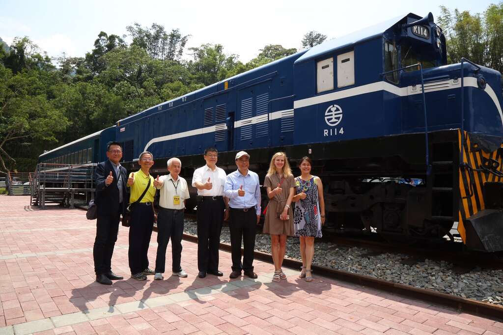 屋外展示列車でロシアのイラストレーターと集合写真を撮る