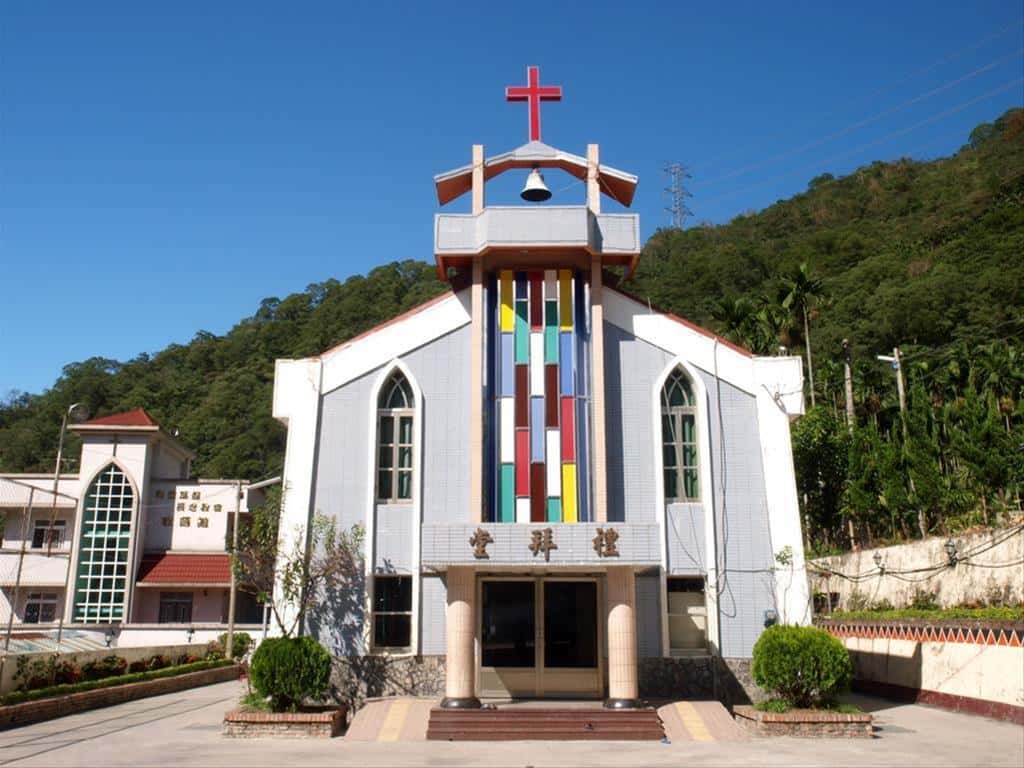 村には二つの教派の礼拝堂があります。