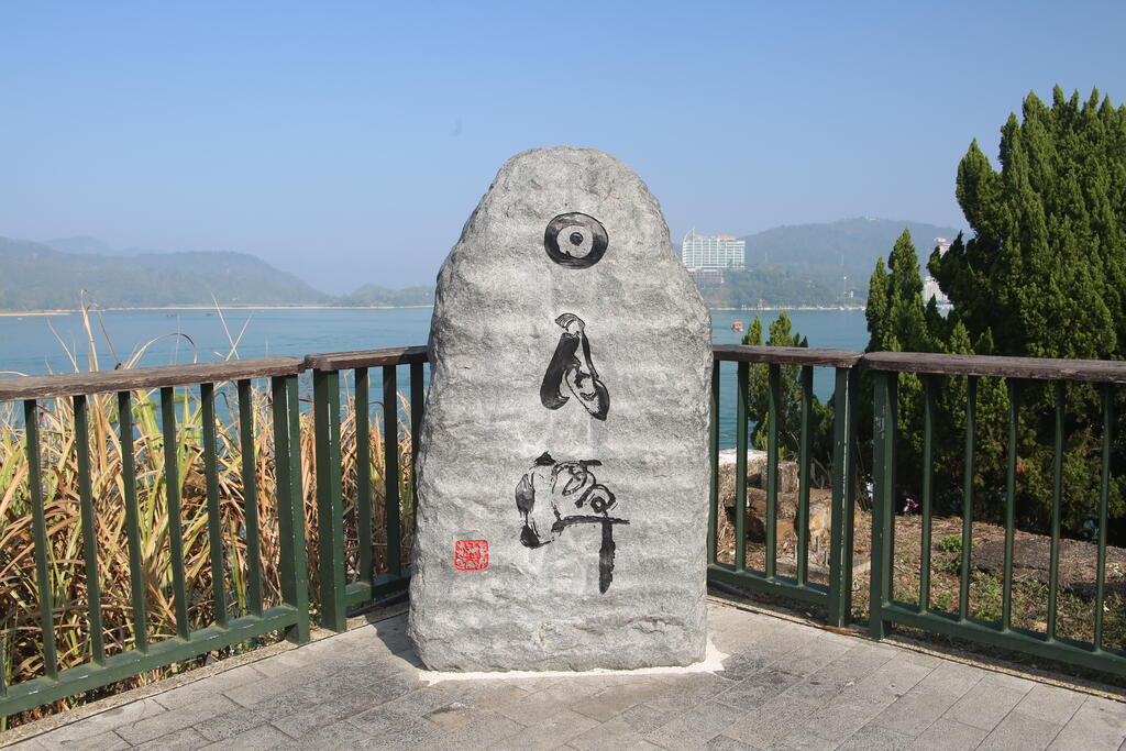 쉬안광(玄光)부두는 전체 길이가 850미터인 칭룽산 산책길의 기점이며 계단을 따라
