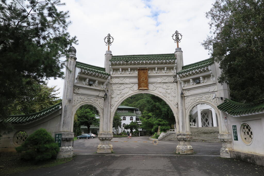 人乘寺地藏院白色牌坊懸掛人乘寺匾額