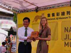 部長與俄羅斯設計師頒獎合照