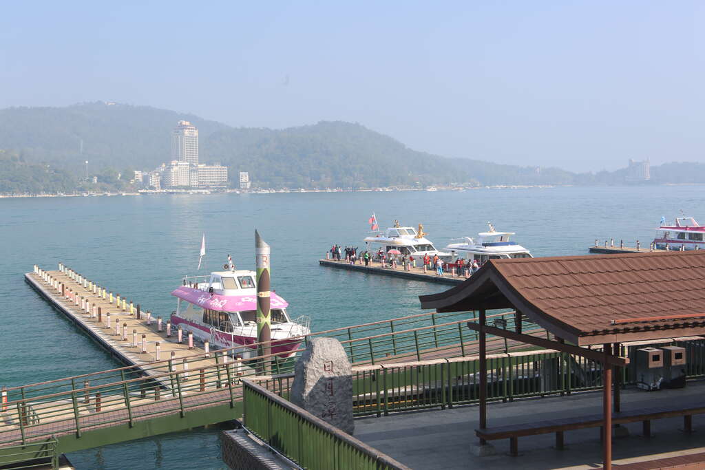 山中湖泊品茶香