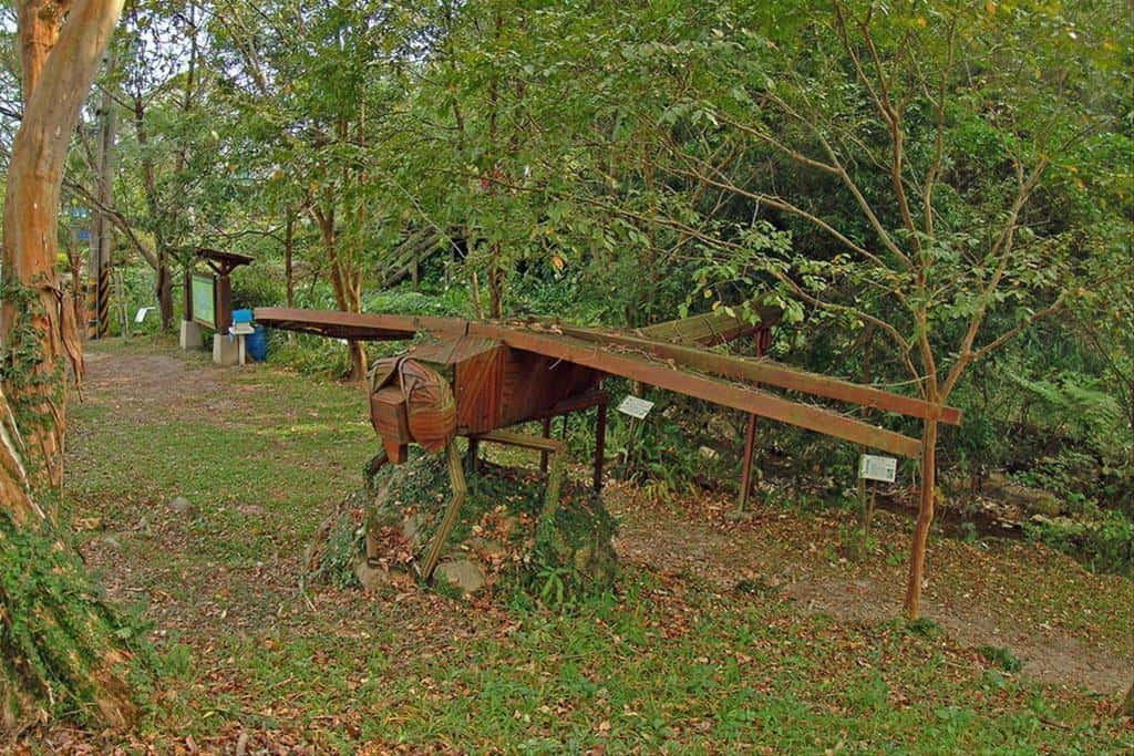 有竹橋、涼亭，還有兩隻以竹材建造的巨型蜻蜓與貢德氏赤蛙停駐草坪上。