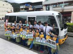 現場嘉賓與明潭國小學生共同見證台灣好行車埕線熱鬧開行