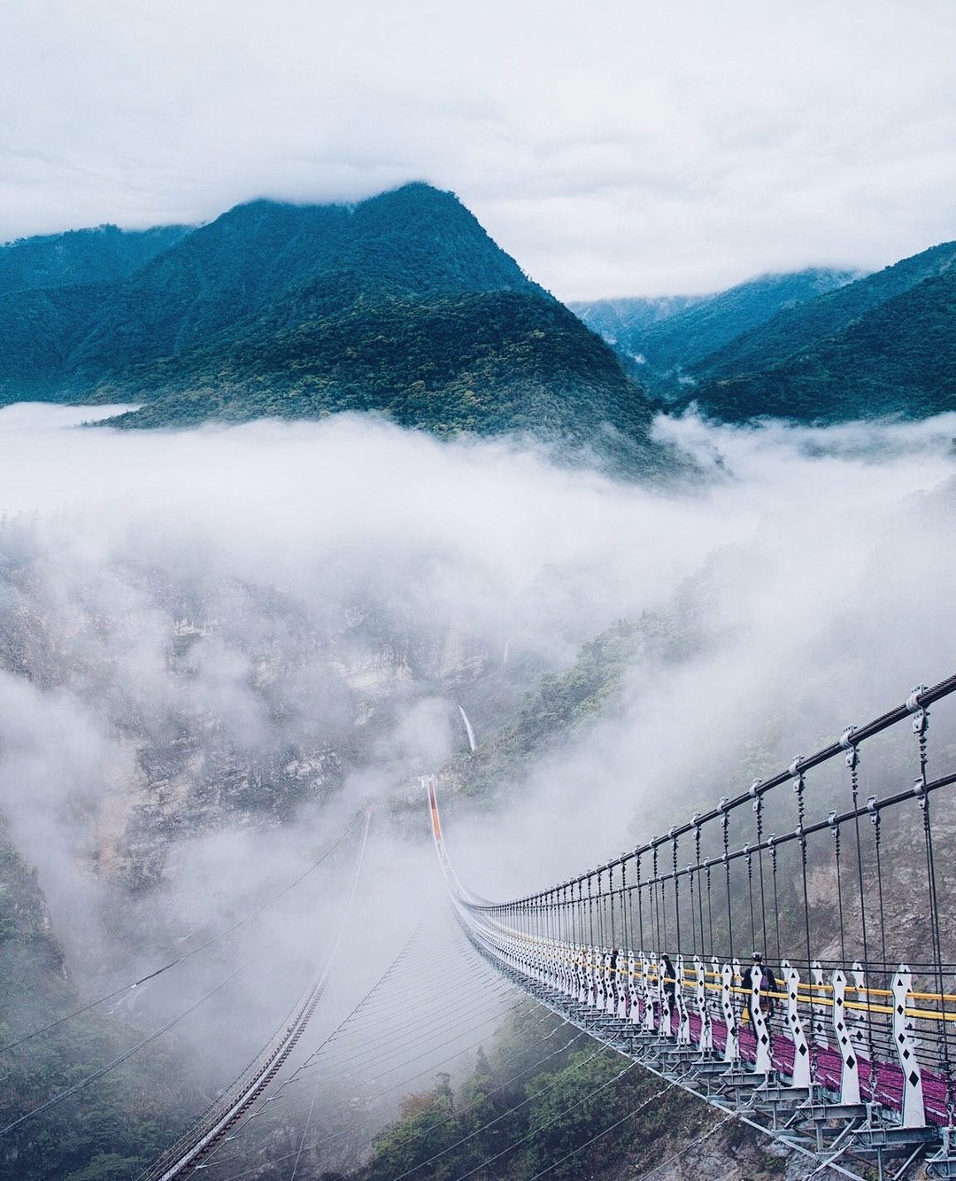 穿梭雲霧漫步彩虹橋