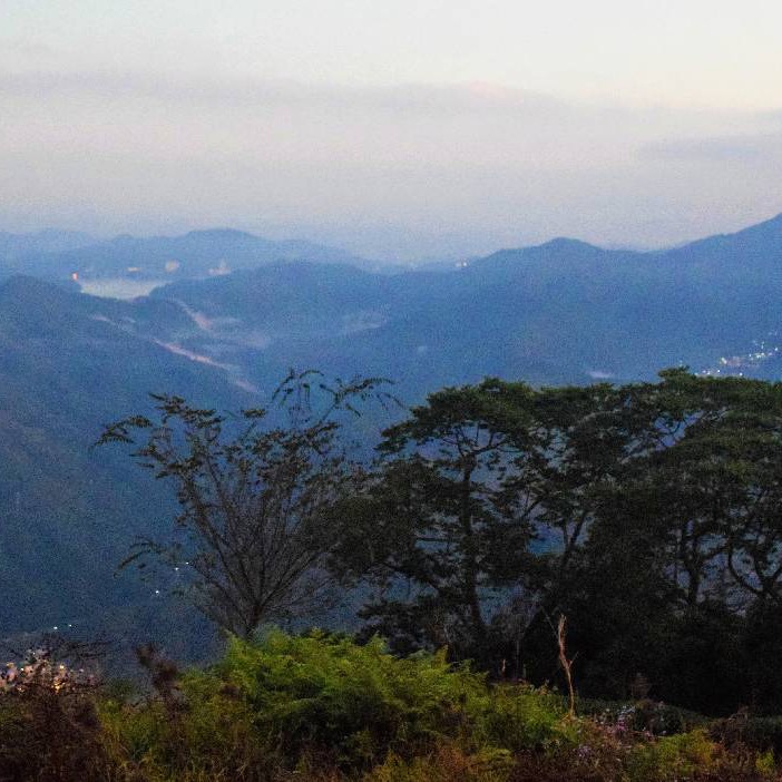 乘著巴士，慢行於南投山間，從水里到雙龍，沿途山勢迂迴繚繞，入住布農部落，跟著主人一起追日出，從山上俯瞰，遠方的日月潭山水交融…