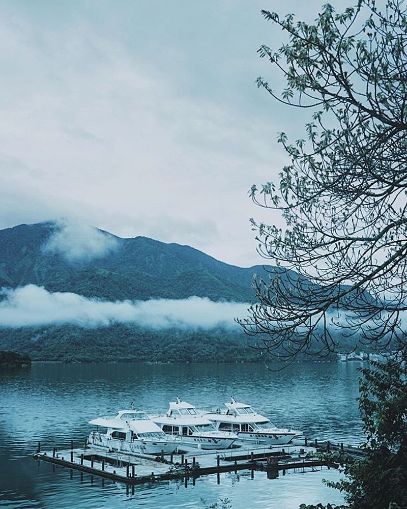 煙雨迷濛 冷色調的日月潭也很美