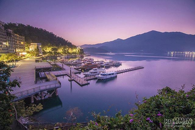 破曉前的紫色日月潭