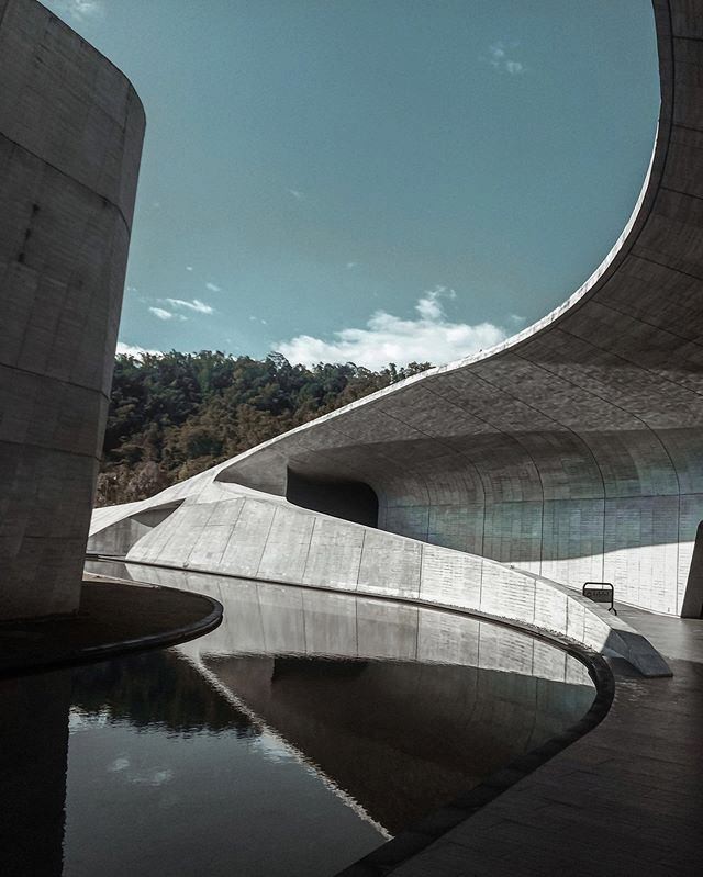 隱藏在日月潭畔的寧靜的灰色調