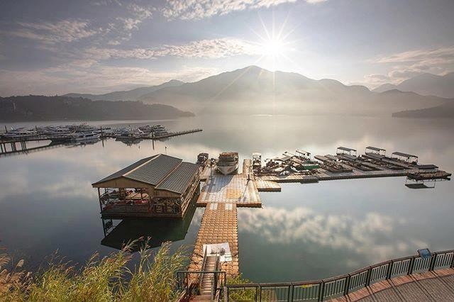 潭水清澈乾淨的像一面鏡子☁