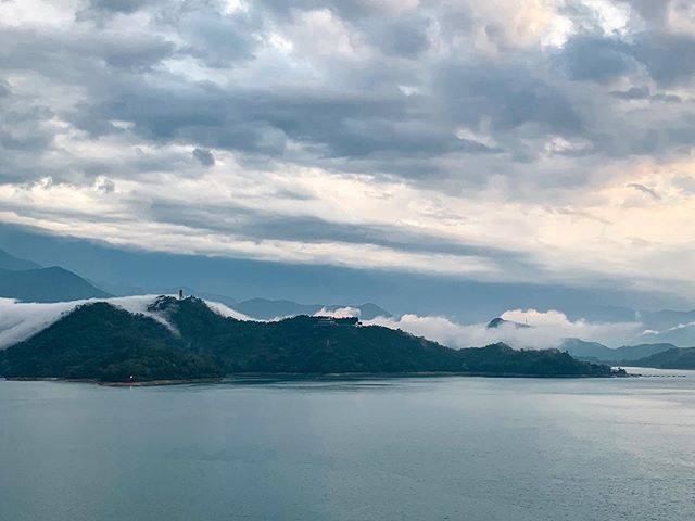 喜歡白雲蓋在山上的樣子☁