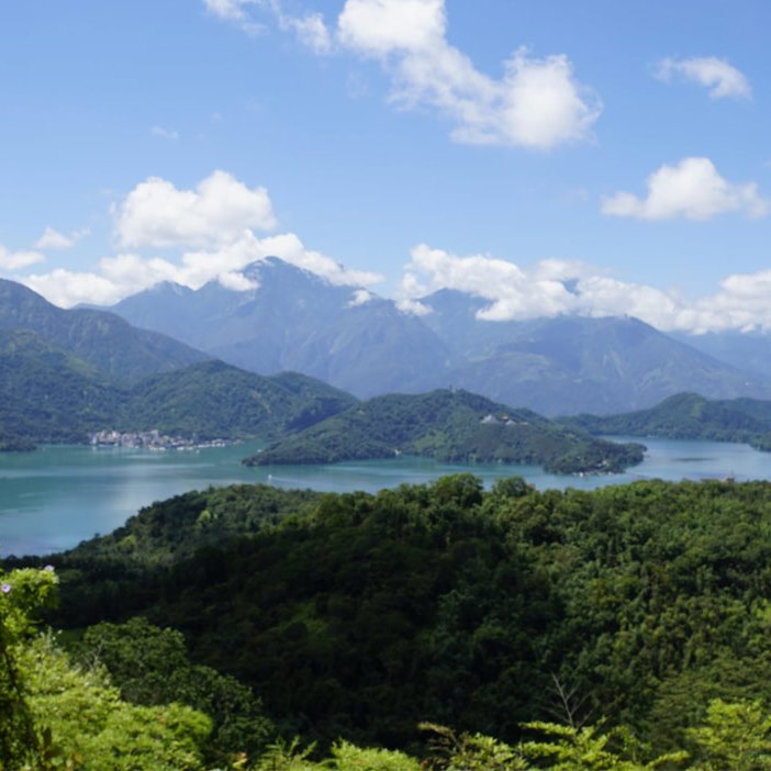 「藍天掩映其中，心曠神怡的舒適，隨風飄揚在壟罩著淡漠雲彩的日月潭，『不風不雨正晴和』，貓囒山步道上正是歲月靜好的時節。」