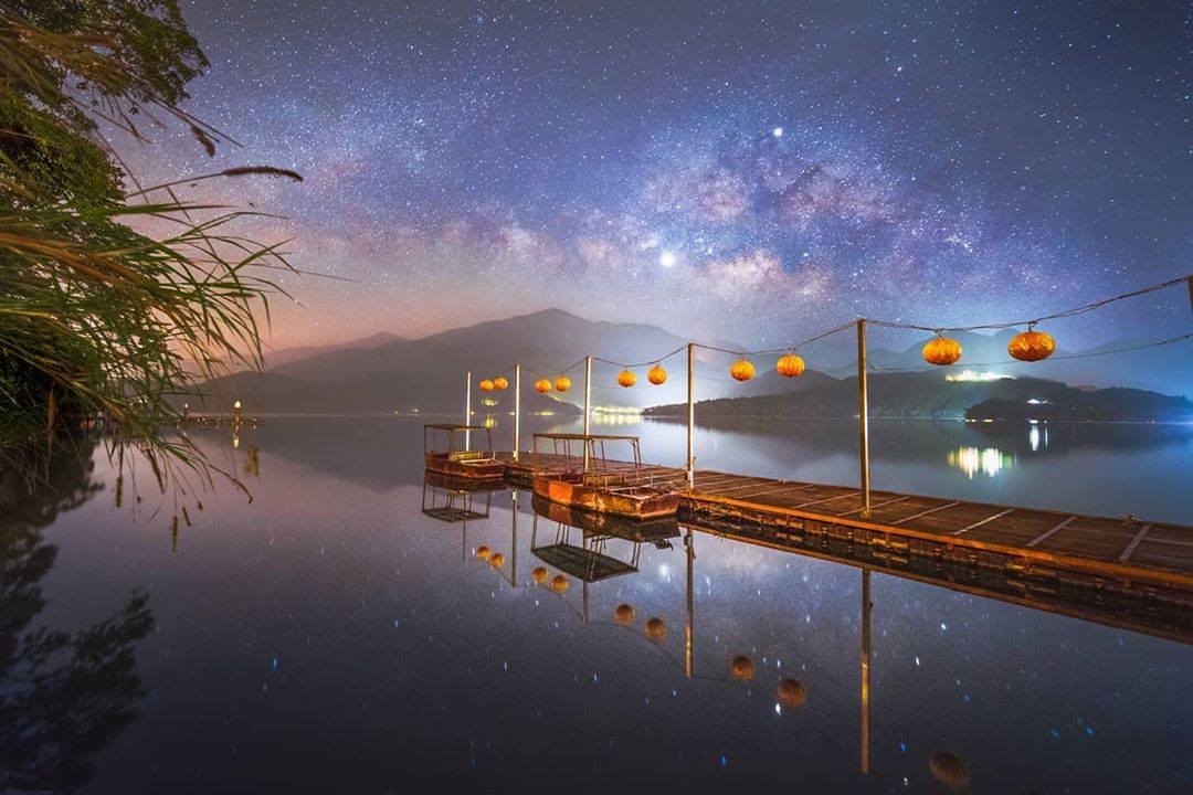 銀色小船搖搖晃晃彎彎懸在絨絨的天上