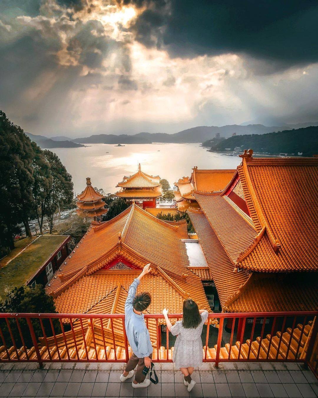 於山巒之上 擁抱日月潭