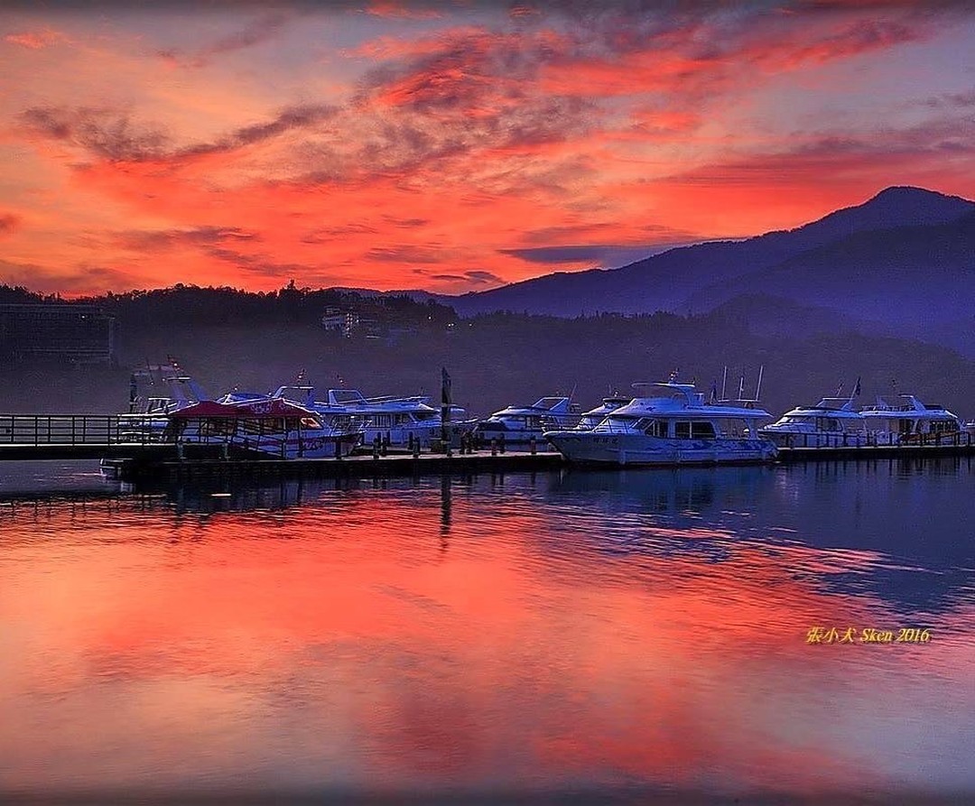 雲霞把日月潭燒的紅紅的