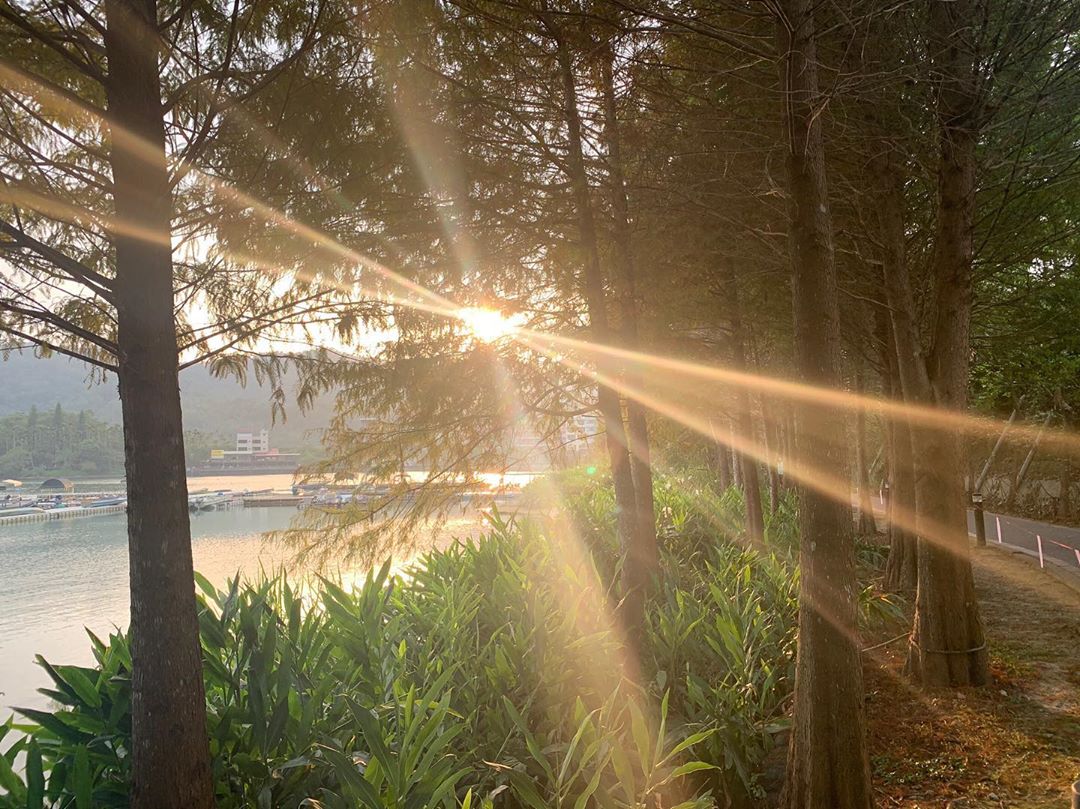 日落時分散步到日月潭