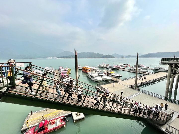因應日月潭水庫水位持續下降，慮及遊客行走碼頭、引橋、浮排之安全，自4月1日起暫時封閉「朝霧碼頭」及「玄光寺碼頭」。系列1/4