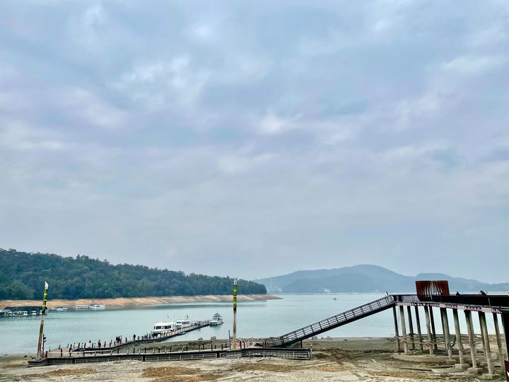 因應日月潭水庫水位持續下降，慮及遊客行走碼頭、引橋、浮排之安全，自4月1日起暫時封閉「朝霧碼頭」及「玄光寺碼頭」。系列2/4