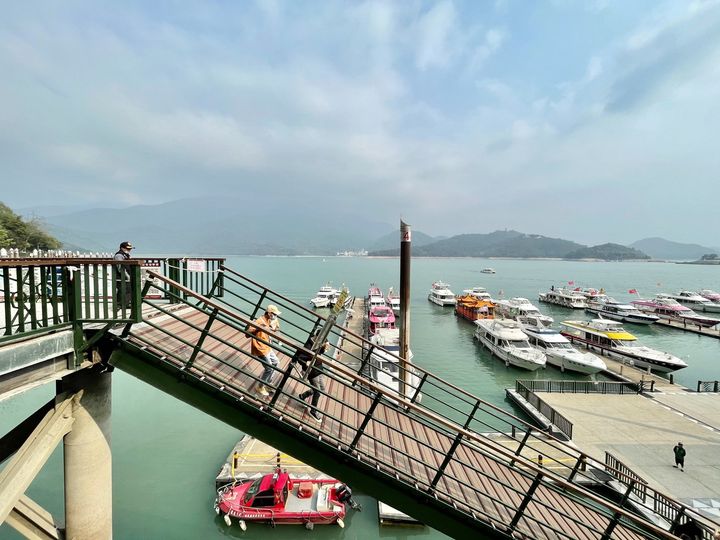 因應日月潭水庫水位持續下降，慮及遊客行走碼頭、引橋、浮排之安全，自4月1日起暫時封閉「朝霧碼頭」及「玄光寺碼頭」。系列3/4