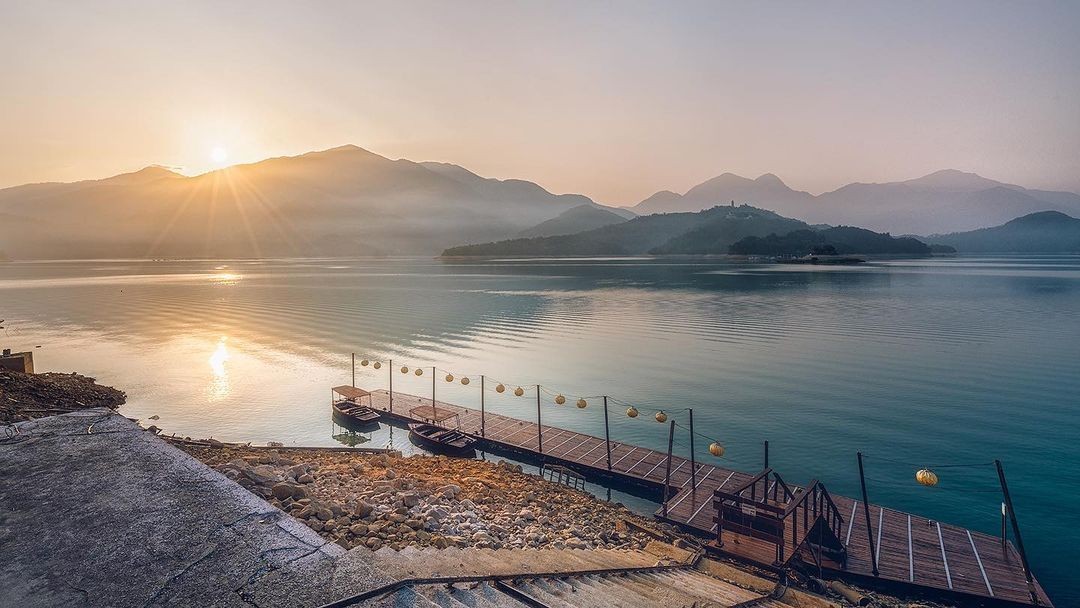 山水交疊在這美麗的瞬間