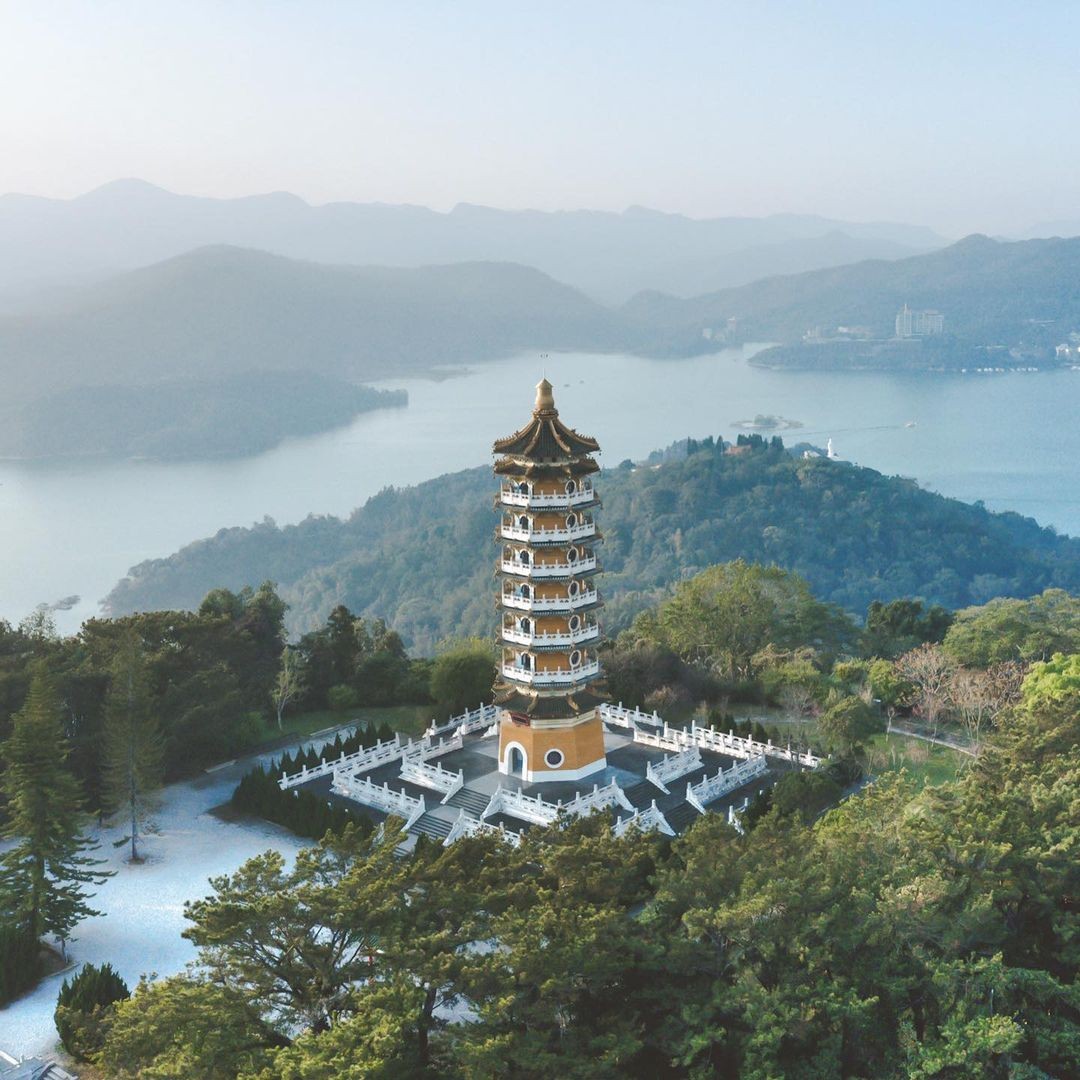 Ci-en Pagoda which overlooks the Sun Moon Lake
