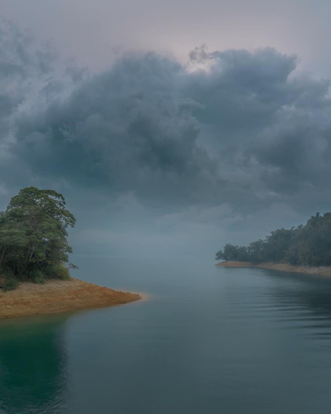 風起雲湧 幽靜又神秘的日月潭
