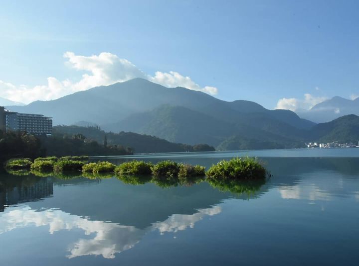 清晨的日月潭沒有遊艇駛過的波瀾浪花