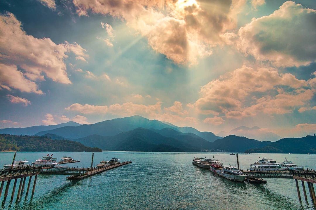 旭日下的波光瀲灩