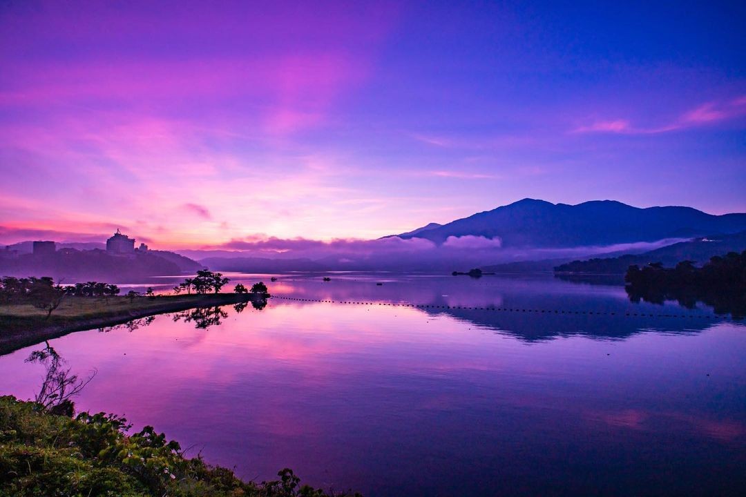 寧靜又帶點神秘的日月潭