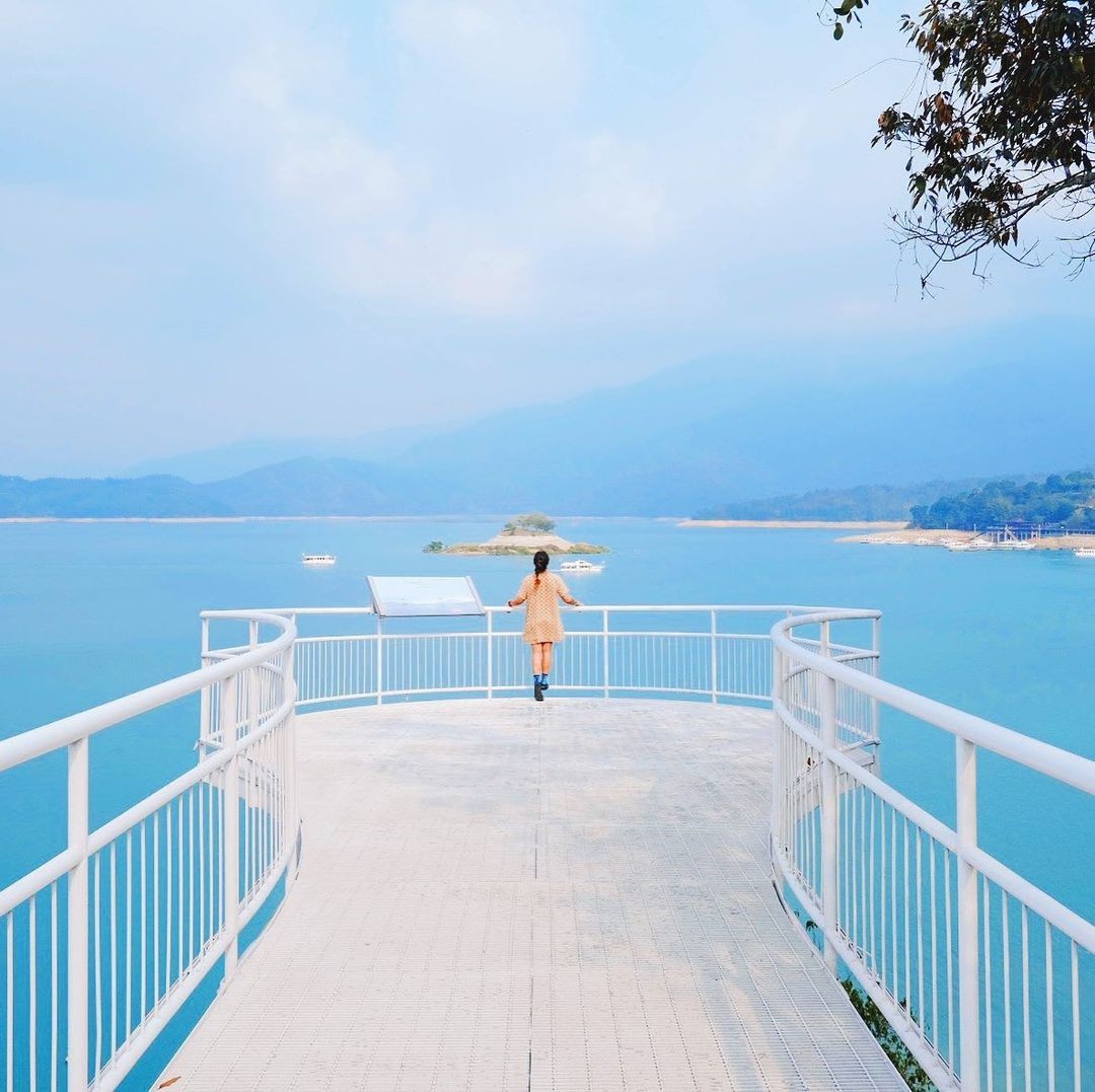 享受整片蔚藍的湖景