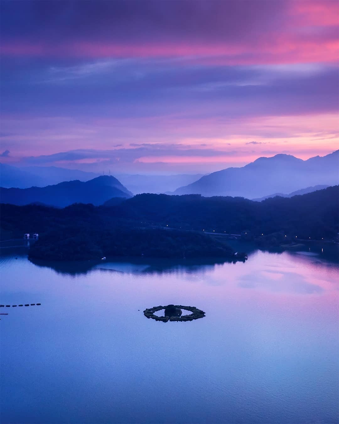 夕陽餘暉印照著日月潭