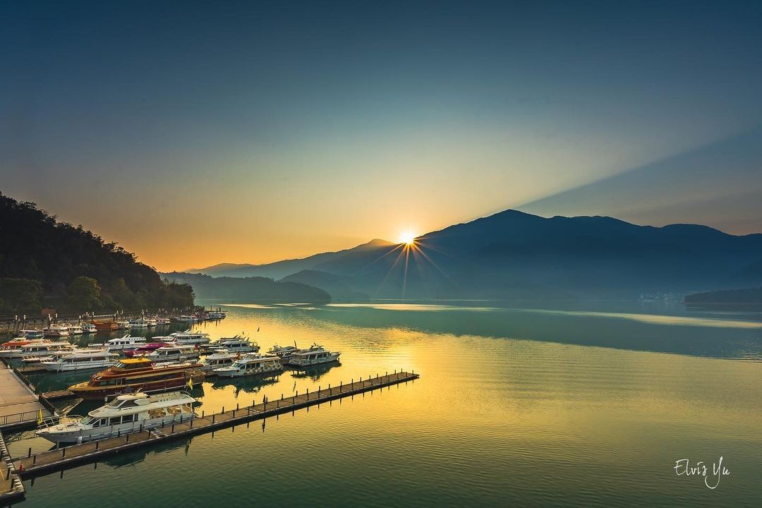 晨曦照映金黃色日月潭