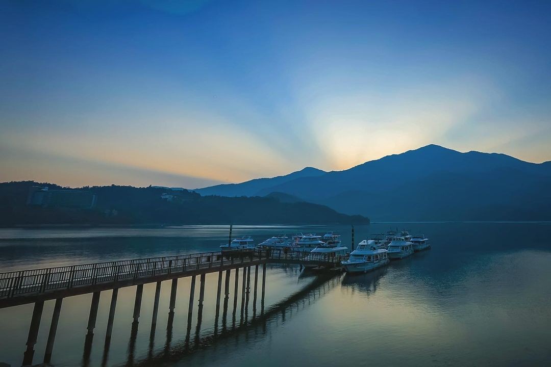 朝霧碼頭日出霞光
