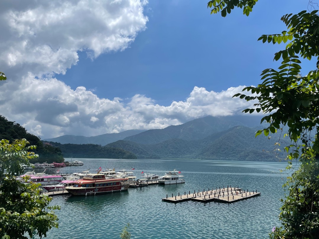 湖畔邊喝杯咖啡賞美景 